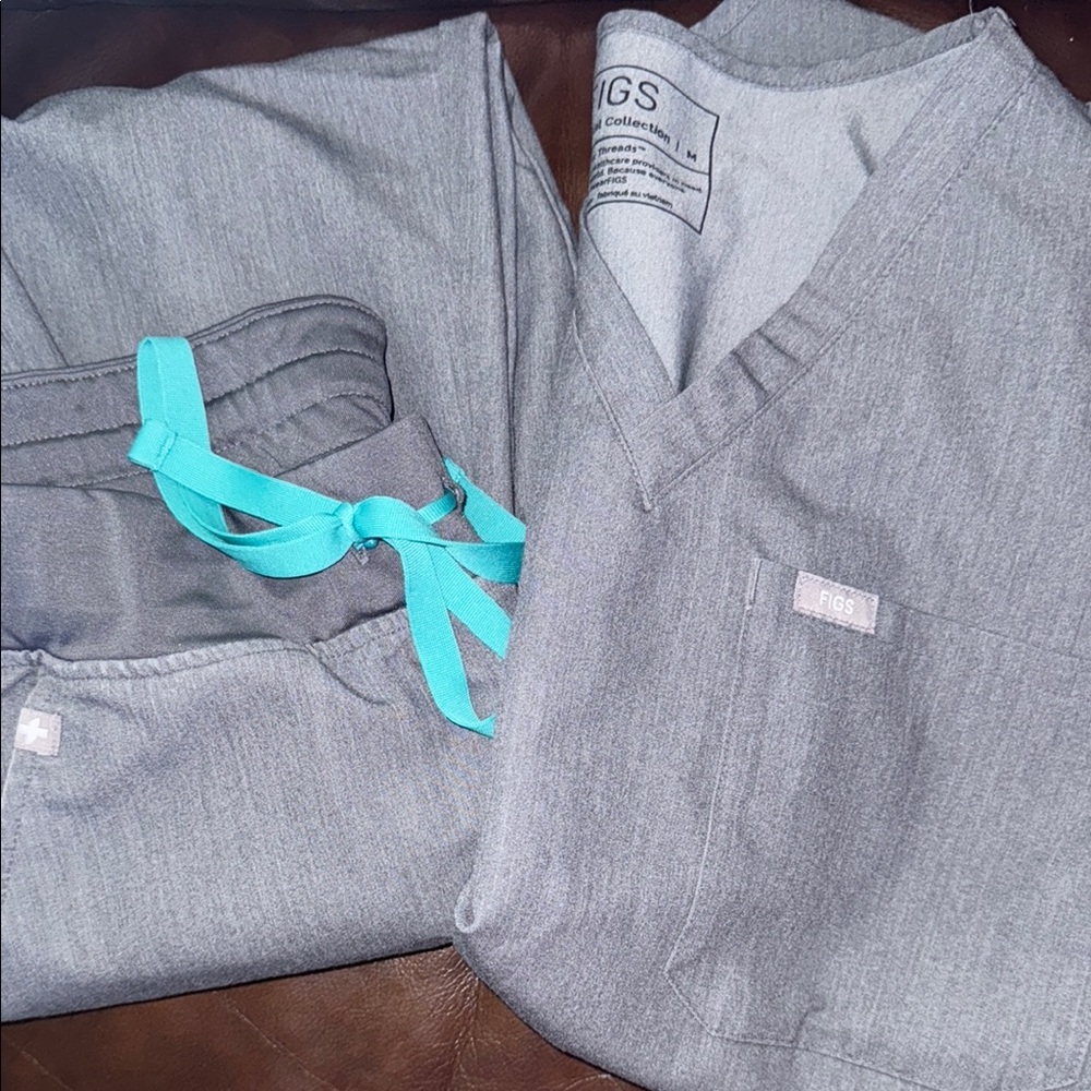 Figs Charcoal Scrub Set with Aqua Ties